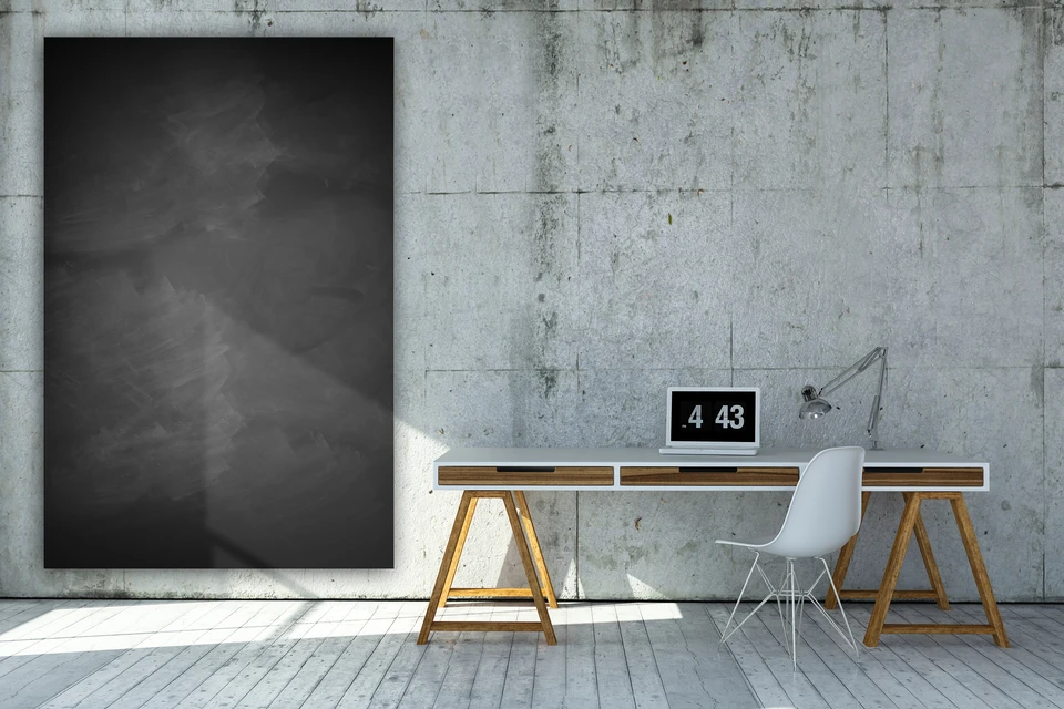 Pierres grises multicolores, minéraux sur une plaque de céramique bleue