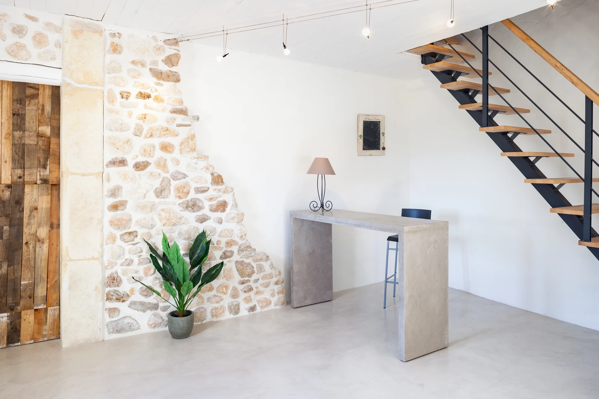 Intérieur moderne minimaliste avec cuisine ouverte, escalier suspendu et salle à manger