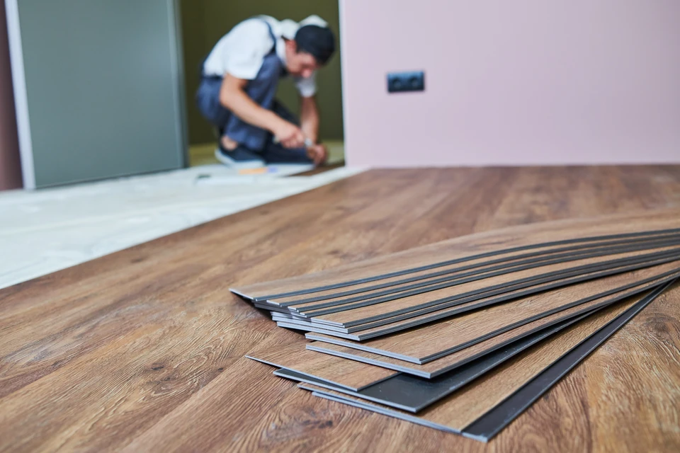 Espace de travail collaboratif moderne avec zone de réunion informelle